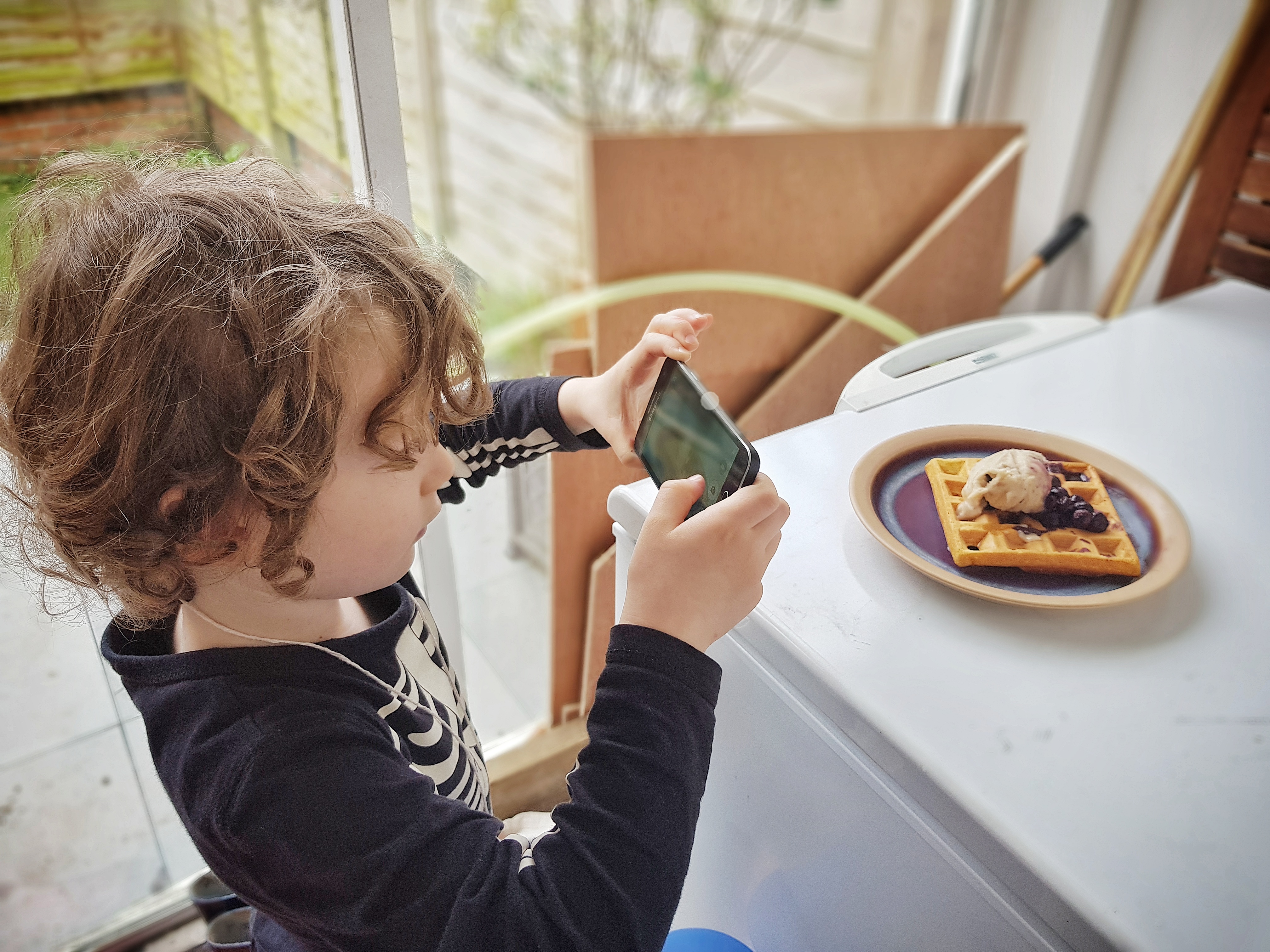 LC photographing his food