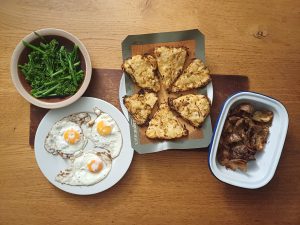 Cheesy bubble and squeak cakes