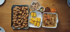 Crispy chicken wings with macaroni cheese